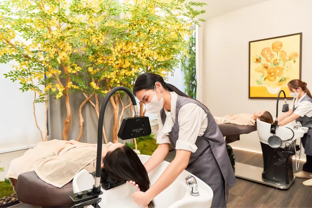 Relaxing scalp spa treatment and holistic hair care environment at Siesta Head Spa, Gaysorn Amarin
